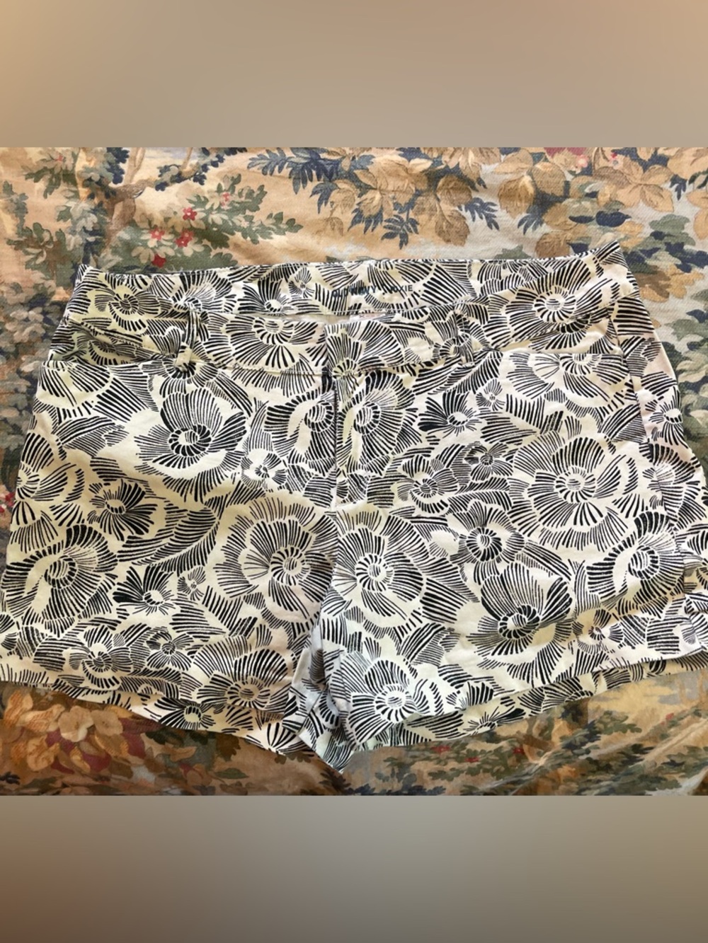 Old Navy Black & White Floral High Waist Women’s Shorts